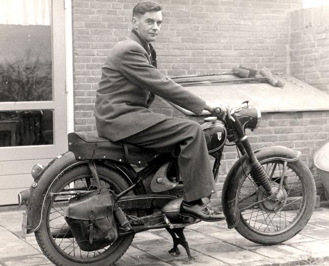 Harrie op de motor - jaren 80.jpg